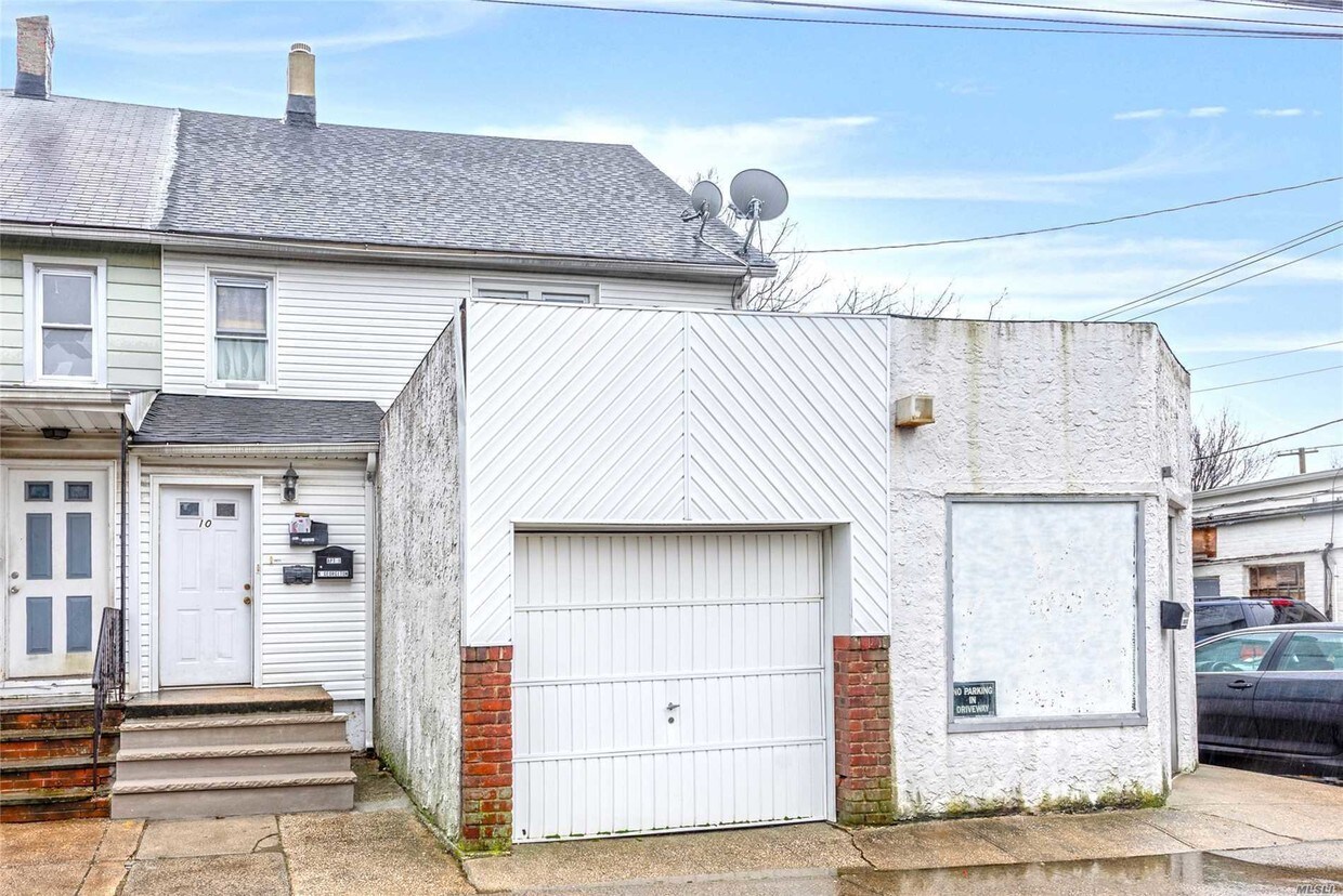 Primary Photo - 10 E Mineola Ave