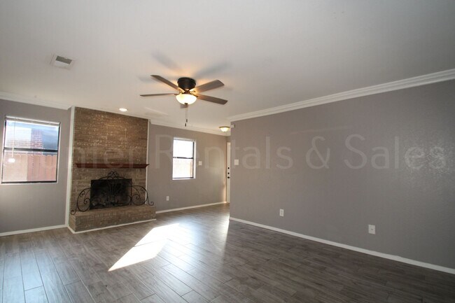 Foto del edificio - Spacious 4-Bedroom Home with Bonus Room, L...