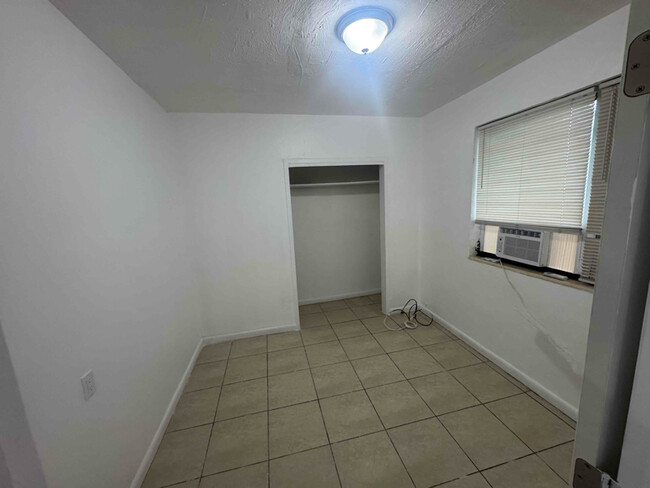 Foto del edificio - 7000 NW 8th Ave