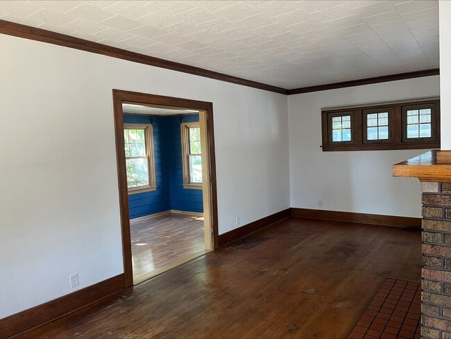 Building Photo - Old-World Charm in the Heart of Moline