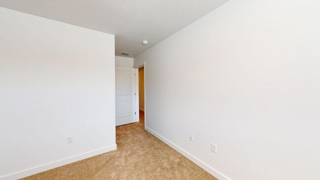 Building Photo - BEAUTIFUL 4-BEDROOM TOWNHOME FOR RENT