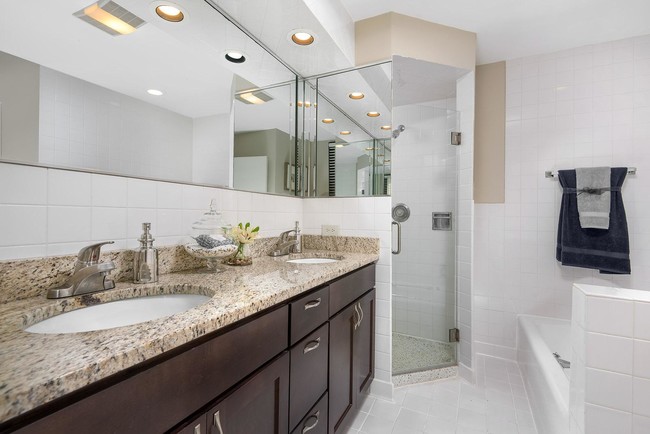 Building Photo - Stunning Lincoln Park Apartment