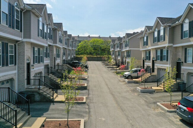 Building Photo - Modern 3-Level Townhome in Monaca – 2 Bed,...