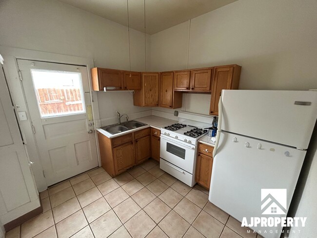 Building Photo - 421 S Prairie Ave