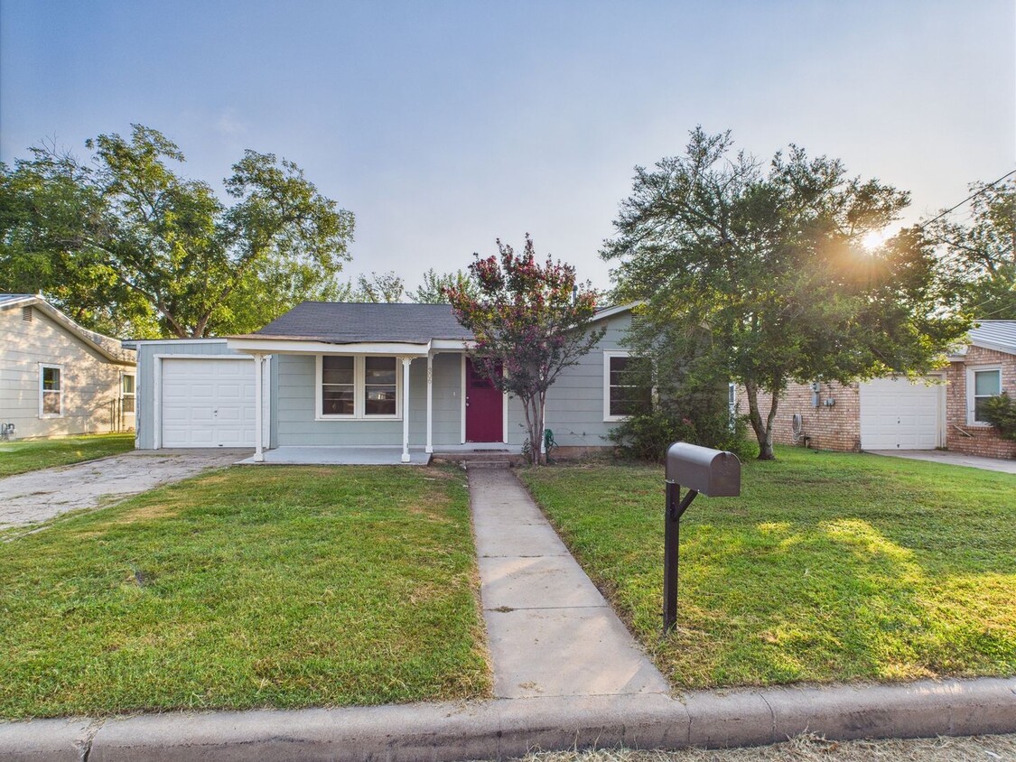 Primary Photo - Adorable Property