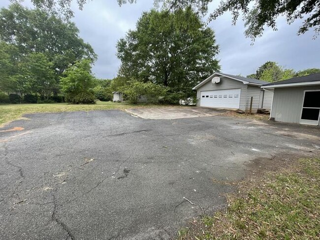 Building Photo - 1710 Hog Mountain Rd
