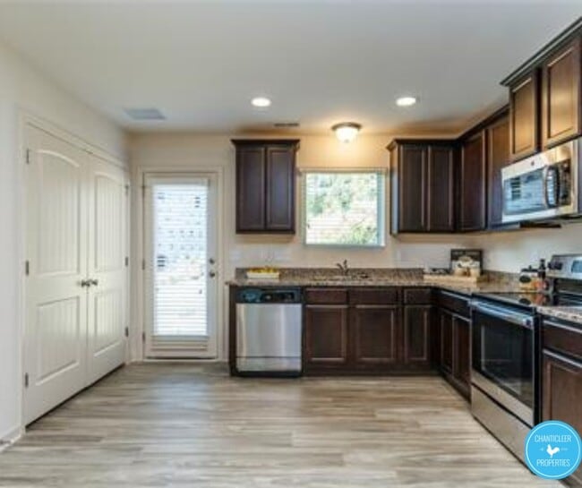 Building Photo - 882 Saratoga Dr
