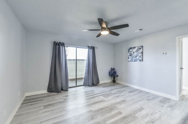 Building Photo - Remodeled 1 BR/1 BA Condo in Lakeside Complex