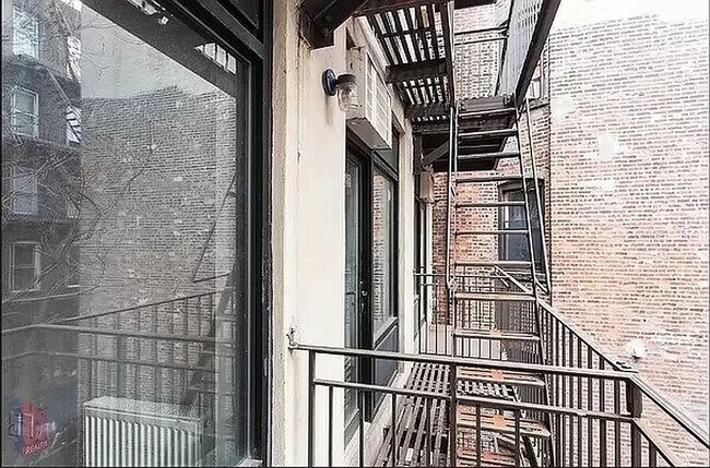Building Photo - Clinton Street