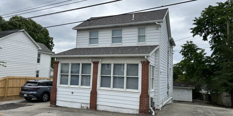 Primary Photo - 913 Main St - House