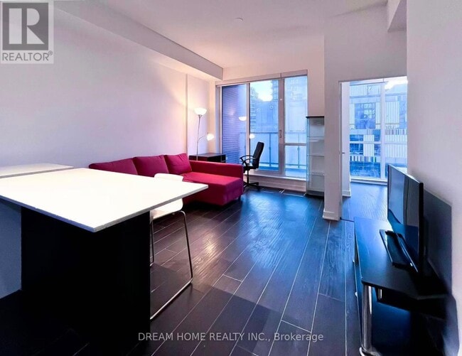 Building Photo - 170 Sumach St