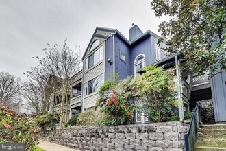 Building Photo - 896 Windbrooke Dr