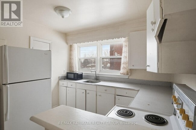 Building Photo - 1171 Merivale Rd