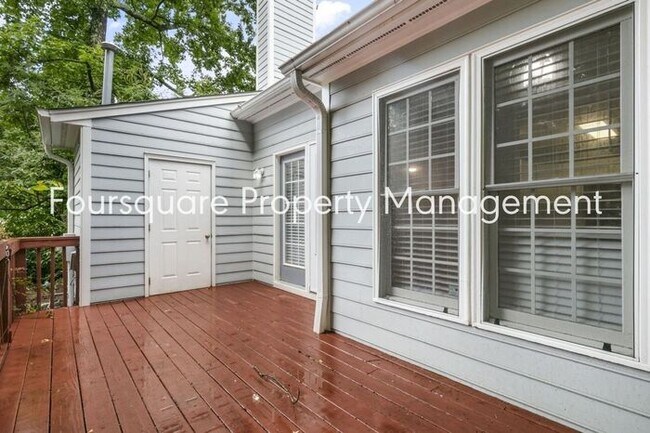 Building Photo - End Unit Town Home | 2nd Floor Loft | Wash...