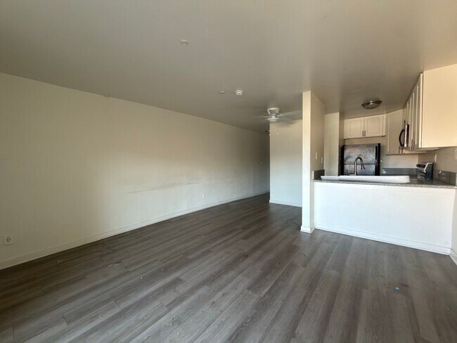 Foto del edificio - 9010 Tobias Ave