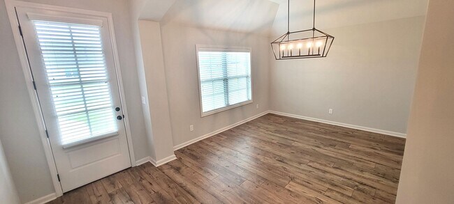 Building Photo - BEAUTIFUL 4 Bedroom 2 Bath Home in the Des...