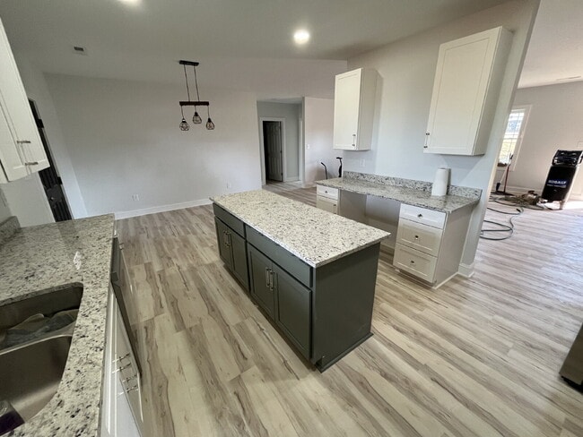 Foto del edificio - New Built Home 3-Bedroom Kernersville Home with Granite Touches and 2 Full Baths!"