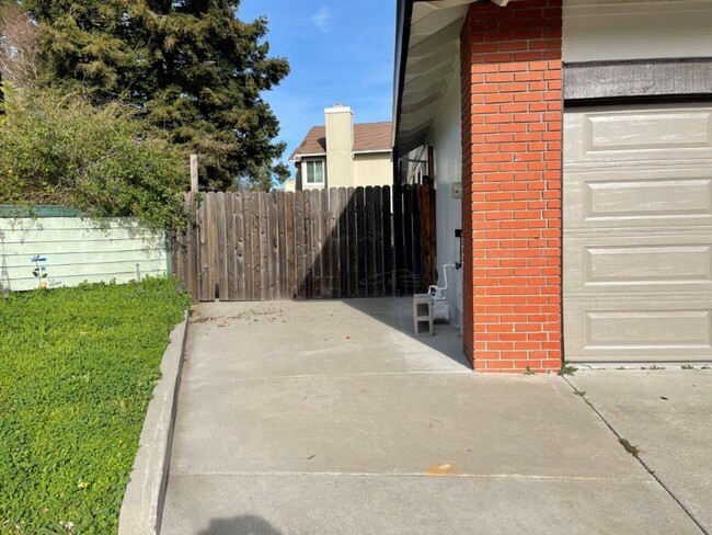 Building Photo - MODERN ONE STORY CORNER LOT VACAVILLE *STA...