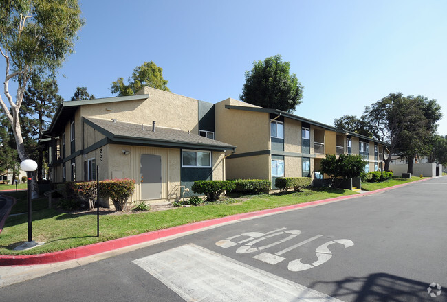 Foto del edificio - Huntington Villa Yorba Apartments