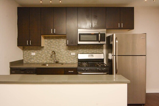Foto del edificio - 2410 N Kedzie Blvd