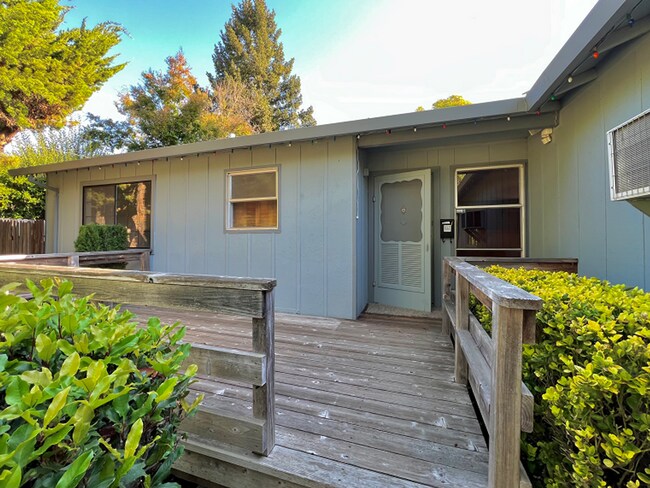 Building Photo - Charming Single Level Three Bedroom Browns...