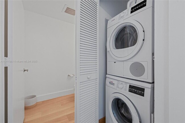 Foto del edificio - 601 NE 36th St