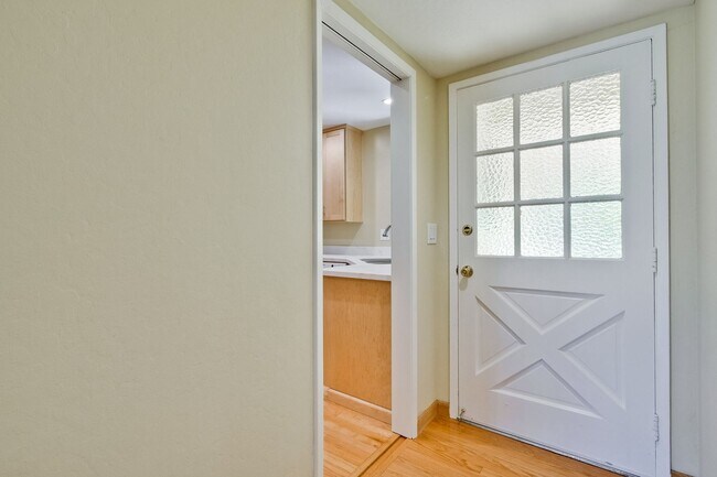 Foto del edificio - Charming Updated 4 Bedroom Home in Santa Clara with Expansive Backyard and Fruit Trees.