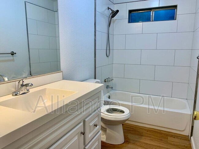 Foto del edificio - 1169 Evans Dr