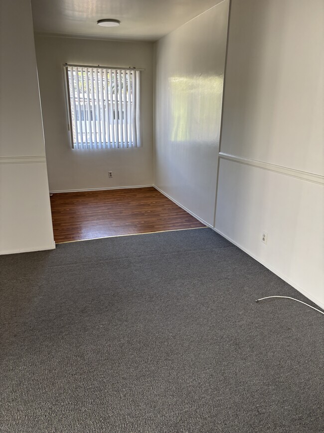 Building Photo - 975 S Barrington Ave