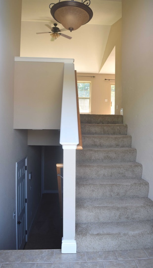Building Photo - Gorgeous Split Foyer Home!