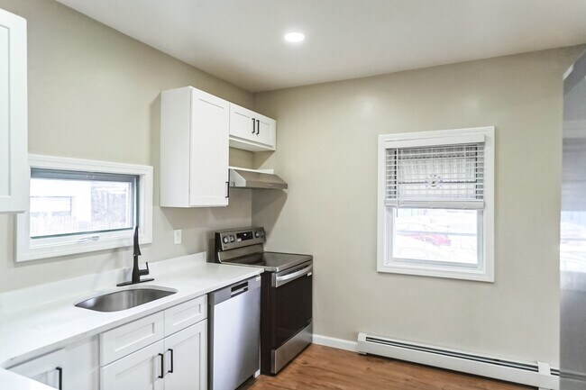 Building Photo - Completely Renovated Studio in Pawtucket