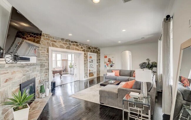 Building Photo - Stunning 4 BR/3.5 BA Single-Family Home in...