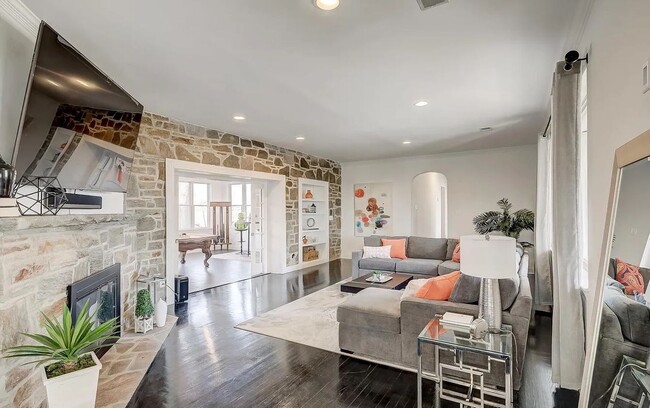 Foto del edificio - Stunning 4 BR/3.5 BA Single-Family Home in...