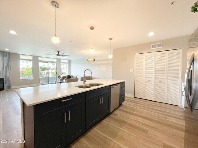 Building Photo - 10080 E Mountainview Lake Dr