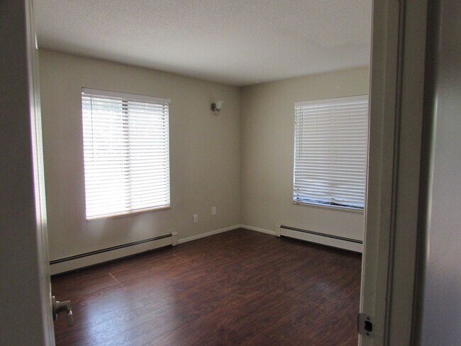 Foto del edificio - 3231 Lakeside Dr
