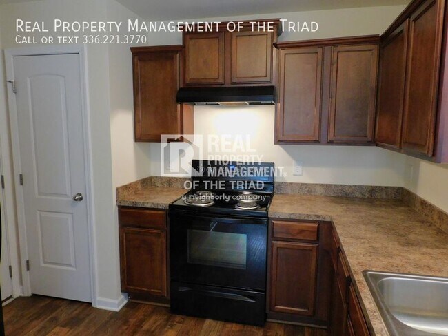 Building Photo - Great 3 Bed / 2.5 Bath in Desmond Woods