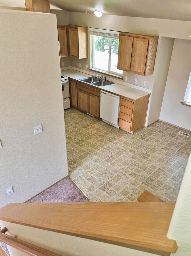 Foto del edificio - Spacious 3BD/2.5BA in Puyallup | 2-Car Garage + Private Fenced Yard