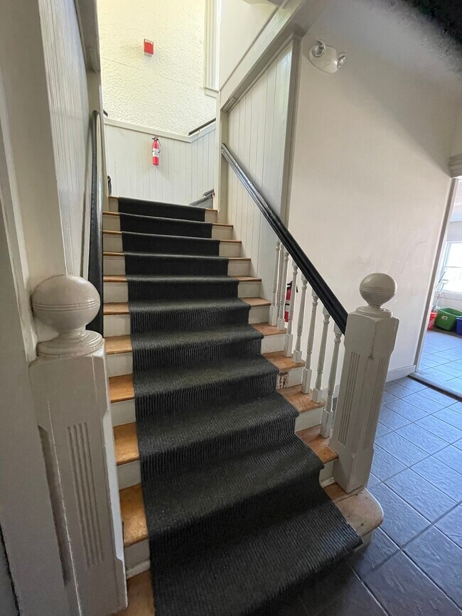 Escaleras al apartamento - 178 Main St