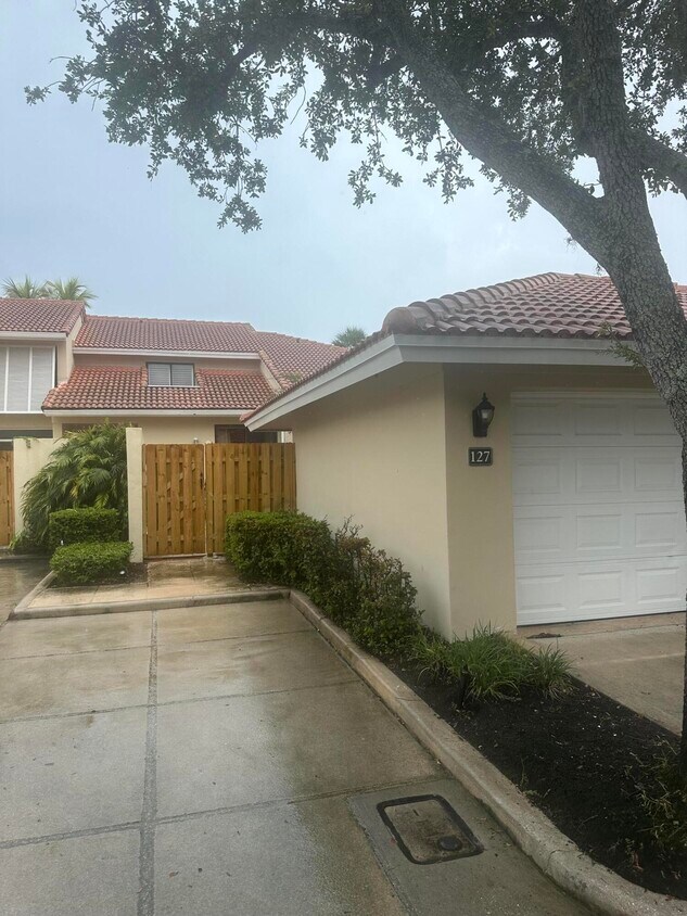 Foto principal - 127 Old Meadow Way