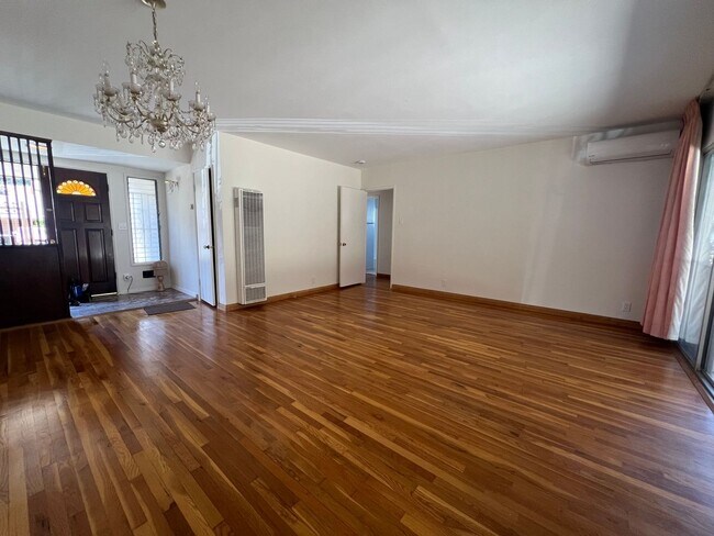 Foto del edificio - Spacious 3-Bedroom Home in Prime Monterey ...