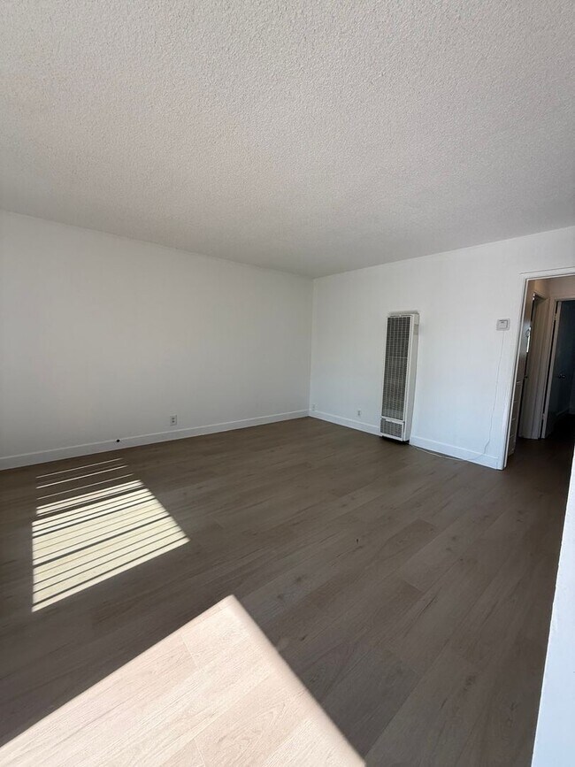 Building Photo - Newly Upgrade 2 Bedroom 1 Bath Apartment Home. Hurry, Won't Last Long!!