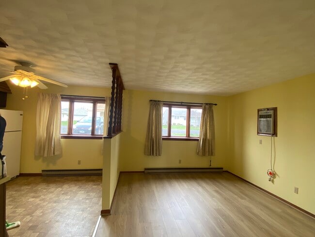 Cocina/sala de estar - 103 S Spring St