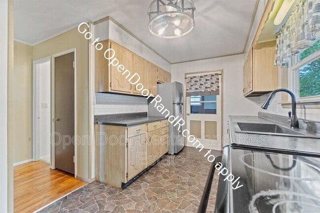 Building Photo - 300 Fieldcrest Dr