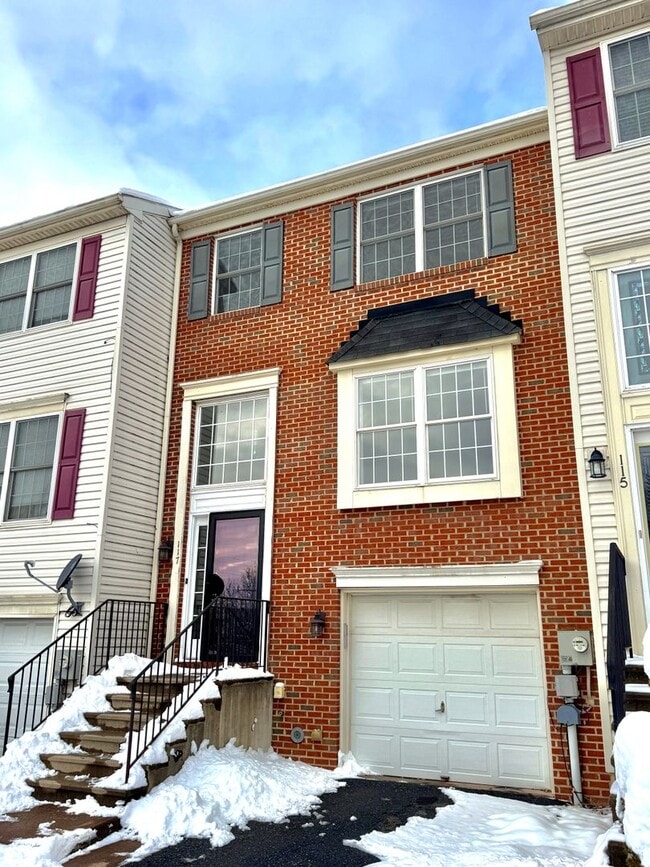 Building Photo - 117 N Oak St