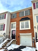 Building Photo - 117 N Oak St