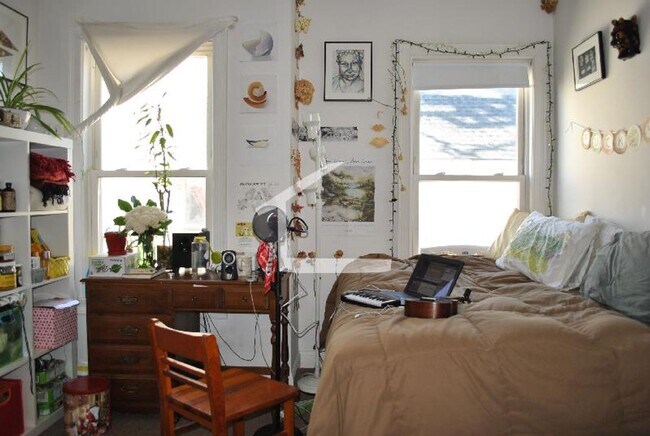 Building Photo - Desirable BU Location. Walk to School. Spa...