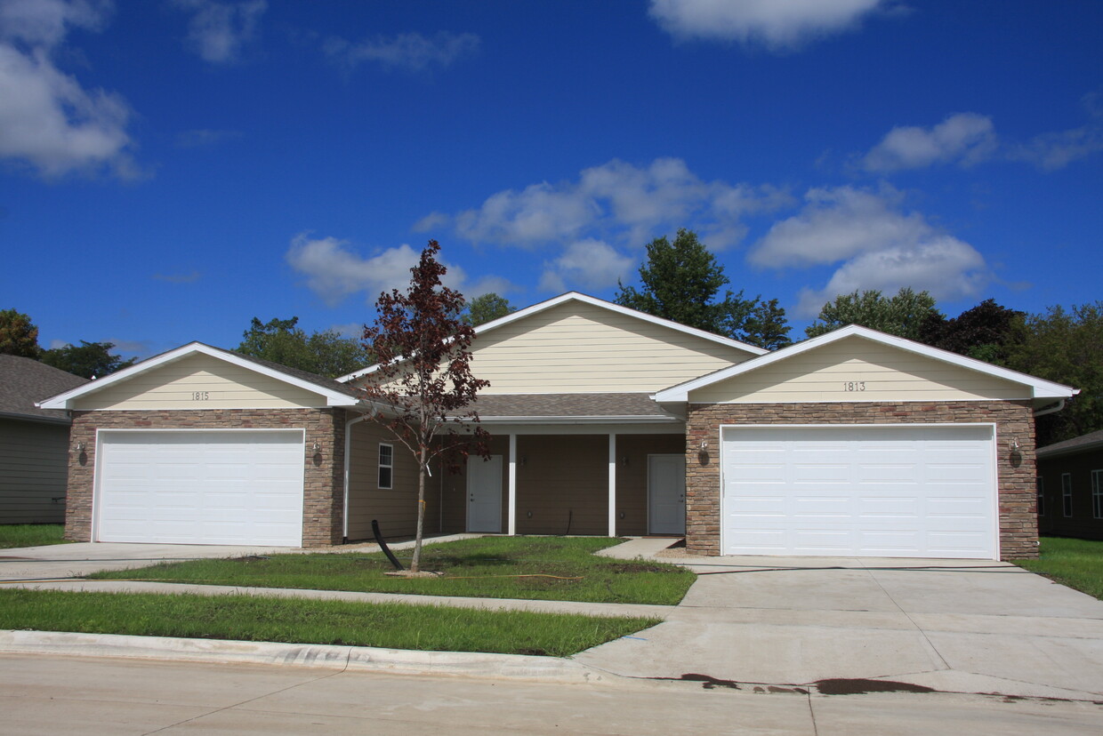 Asequible Family Housing - Villas at Fox Pointe