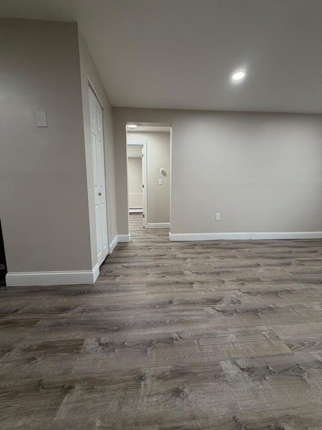 Building Photo - Fully Renovated 2 Bed with Heat, Hot Water and gas for cooking included