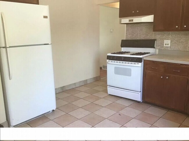 Building Photo - 4651 N 36th Street - 2 Bedroom Upper