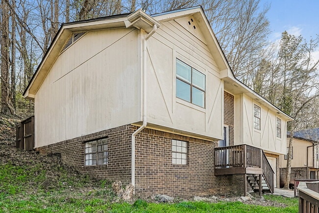 Building Photo - 933 Edwards Lake Rd